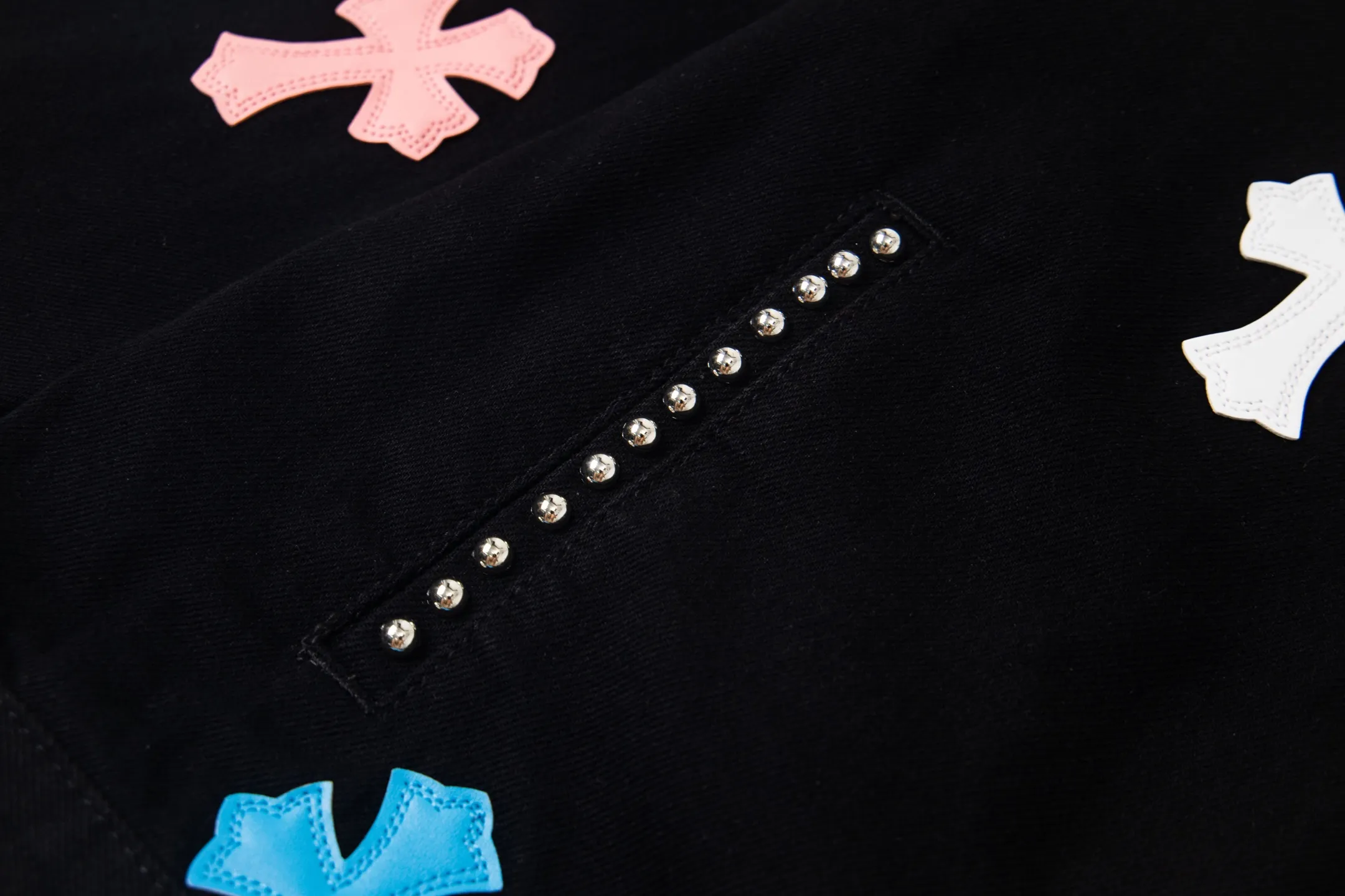 P280 Chrome Hearts Chrome Hearts heavy-duty denim jacket with rivets and multiple farts. The same model as the Internet celebrity star. The cross-printed denim jacket has a unique cross design element and is full of design. It is made of 100% denim cotton fabric with heavy coarse yarn count, which ensures a stiff and tough silhouette while being soft, comfortable and breathable. The lapel is designed with silver buttons and is full of texture. The classic white cross logo is all over the dress, making it a perfect versatile style for spring and summer! The original loose version is made of high-quality pure cotton fabrics. The fabric pattern is high-definition and delicate without burrs. It is comfortable and breathable to wear. All the buttons are molded and customized. It is casual and fashionable and can be matched with any bottoms. It can be windproof and sunproof in spring and summer. It can be worn outside in autumn and winter! Easily concave shape makes you look slimmer and taller, perfect for both men and women! Style number: 1764# Color: Black Size: S M L XL